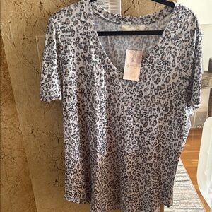 Chic Leopard Print V-Neck Short Sleeve Top